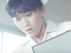 家のメイドはギャングであり、銃器を持って ...