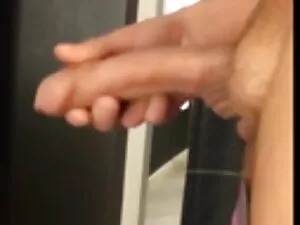 ゆっくりとしたストリップショーの後、ベッ ...