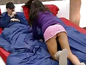 のんびりとした赤ん坊はハードコックで悪く ...