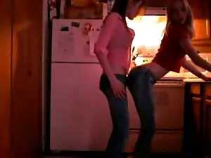 アジアの女の子は水泳ゴーグルを持って 女 ...